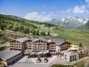 uma vista aérea de um resort nas montanhas em Hôtel Alparena & Spa - 4 étoiles em La Rosière