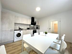 een witte keuken met een witte tafel en witte apparaten bij Nice Apartment in Büchenberg in Eichenzell