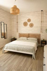 1 dormitorio con 1 cama y suelo de madera en Giuliv Home Deluxe, en Piazza Armerina
