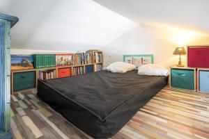 - une chambre avec un lit et des étagères dans l'établissement Appartement de charme - spa privé, à Biarritz