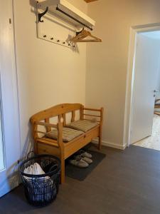 ein Zimmer mit einer Bank in der Ecke eines Zimmers in der Unterkunft Almufer-Appartements in Grünau im Almtal