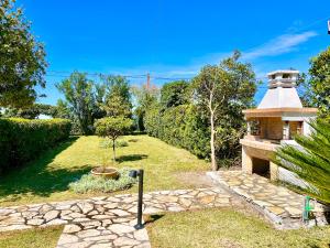 Taman di luar Beachfront Suites GardenMare by DadoVillas