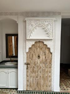 una gran puerta de madera en una habitación en Riad Sarah Sabrina, en Marrakech