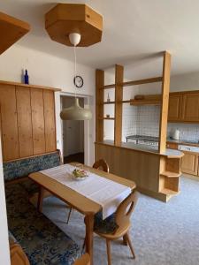 eine Küche und ein Esszimmer mit einem Tisch und Stühlen in der Unterkunft Almufer-Appartements in Grünau im Almtal