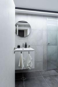 uma casa de banho com um lavatório e um espelho em Sofia Stay Apartments A131 em Sófia