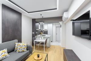 uma sala de estar com um sofá e uma mesa em Sofia Stay Apartments A131 em Sófia
