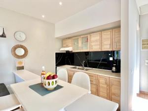 Dapur atau dapur kecil di Beachfront Suites GardenMare by DadoVillas