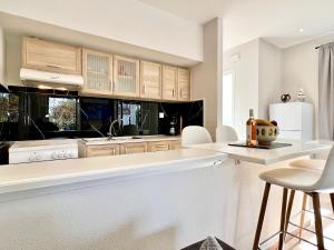 Dapur atau dapur kecil di Beachfront Suites GardenMare by DadoVillas