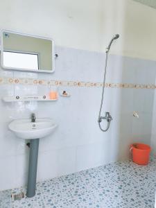 uma casa de banho com um lavatório e um espelho em View Nhat Le Beach Hotel em Dong Hoi