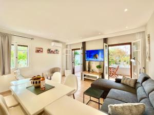 Televisyen dan/atau pusat hiburan di Beachfront Suites GardenMare by DadoVillas