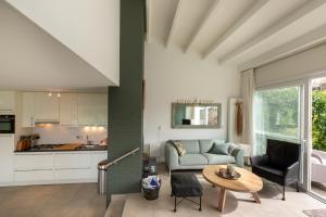 uma sala de estar com um sofá e uma mesa em Vakantiehuis - Lepelblad 97 - Nieuwvliet-Bad em Nieuwvliet