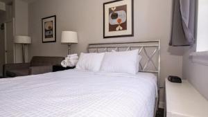 斯塞新的住宿－Apartments in Centrum，卧室配有白色的床和沙发