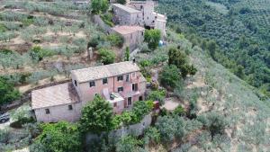 una casa vieja al lado de una montaña en Villa rurale nei pressi Castello, en Campello sul Clitunno