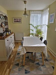 eine Küche mit einem Tisch und Stühlen im Zimmer in der Unterkunft Beachside Ground Floor Flat in Birchington
