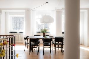 jadalnia ze stołem i krzesłami w obiekcie Queens Courtyard by Daniel&Jacob's w Kopenhadze
