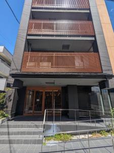 eine Außenansicht eines Gebäudes mit einer Treppe in der Unterkunft ホテルジャパネスク京都駅 COTONE in Nishi-kujō-Toriiguchichō