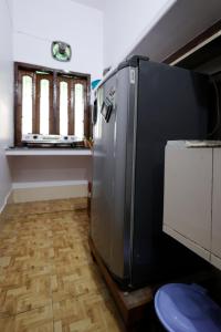 uma cozinha com um frigorífico num quarto em 2 Room and Kitchen Furnished Set-up Near Benaras Railway Station em Varanasi