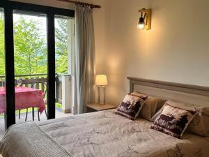 um quarto com uma cama com duas almofadas em Residenza Riva Wellness Apartment Spa em Abetone