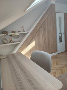 una sala da pranzo con tavolo e sedia di Mateja38 a Belgrado