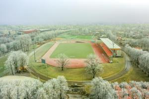 una vista aérea de un parque con campo de béisbol en Tamme staadioni hostel, en Tartu