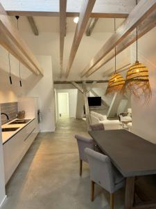a kitchen and living room with a table and chairs at Sievershof Sieversloft in Wietzendorf