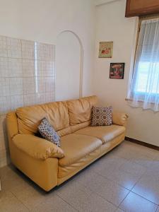 un divano in pelle marrone in soggiorno di Trapani Emotions apartment a Valderice