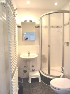 La salle de bains est pourvue d'une douche, d'un lavabo et de toilettes. dans l'établissement Ferienwohnung E8, à Graal-Müritz