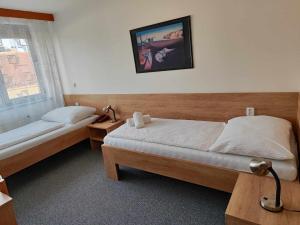 Łóżko lub łóżka w pokoju w obiekcie Hotel Panon