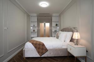 Postel nebo postele na pokoji v ubytování Luxe Paradise Suites Xuan Dieu