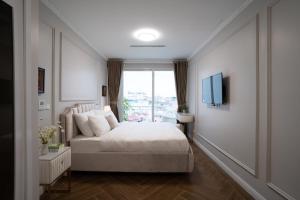 Postel nebo postele na pokoji v ubytování Luxe Paradise Suites Xuan Dieu