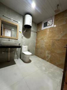 łazienka z toaletą i umywalką w obiekcie Nirvana -A Balcony Rooms Hotel-A True View Of Mountains w mieście Manāli