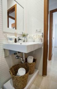 uma casa de banho com um lavatório e duas cestas em Prada Suite Home em Córdoba
