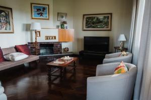 - un salon avec deux canapés et une cheminée dans l'établissement Casa Dalla Nita, à San Vito Rimini