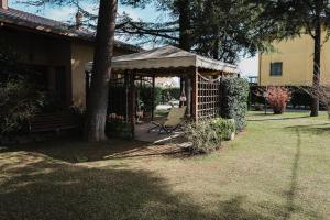 - un kiosque dans la cour d'une maison dans l'établissement Casa Dalla Nita, à San Vito Rimini