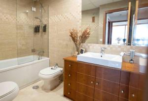 uma casa de banho com um lavatório, um WC e uma banheira em Prada Suite Home em Córdoba