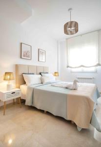 um quarto branco com uma cama grande e uma janela em Prada Suite Home em Córdoba