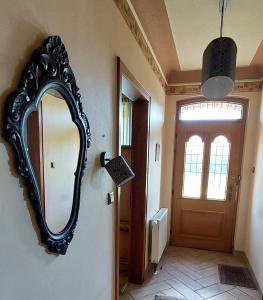 ein Spiegel hängt an einer Wand neben einer Tür in der Unterkunft Fewo Haus Cäcilia in Elsdorf