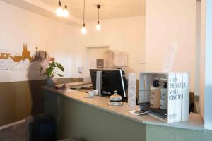 ein Büro mit einem Schreibtisch und einem Computer darauf in der Unterkunft K-Apart Hotel & Boardinghouse in Hürth