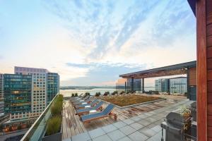 a balcony with lounge chairs and a view of the water at Club Quarters 3 bedroom Boston in Cambridge