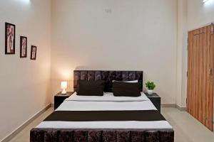 Llit o llits en una habitació de OYO Hotel Amaira Home