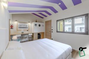 una camera con due letti e un soffitto blu e bianco di HOTIDAY ApartHotel Firenze a Firenze