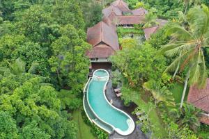 - une vue aérienne sur la piscine en face d'une maison dans l'établissement BeingSattvaa Luxury Ubud - CHSE Certified, à Ubud
