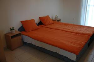 Postel nebo postele na pokoji v ubytování Szegedi Partfürdő Kemping és Apartman