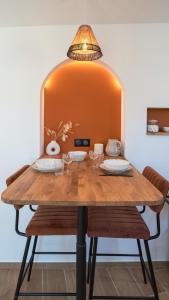mesa de comedor con sillas y lámpara en Le Pavillon - Les Lodges de Praly en Les Ollières-sur-Eyrieux