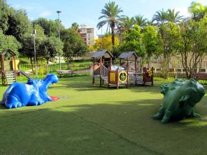 コーミゾにあるTrinacria House - Appartamento Deluxe Comisoの遊具付きの公園