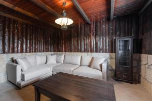 - un salon avec un canapé et une table dans l'établissement GuestReady - Rustic Oasis in Vila Nova de Cerveira, à Vila Nova de Cerveira