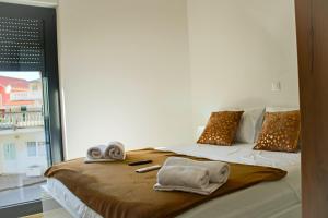 una camera da letto con un letto con asciugamani sopra di Vila Biser Vodice a Vodice Altre 31 foto