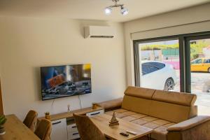 un soggiorno con un divano e un tavolo di Vila Biser Vodice a Vodice