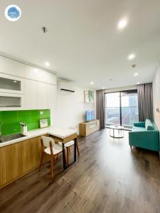 - un salon avec une table et un canapé bleu dans l'établissement It Dust Homestay 6 - The Forest Apartment, à Gia Lâm Pho
