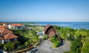 uma vista aérea de um resort perto do oceano em MERUSAKA Nusa Dua em Nusa Dua